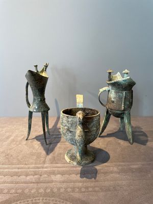 Three Chinese archaic bronze wine vessels, Zhou or later — photo 2