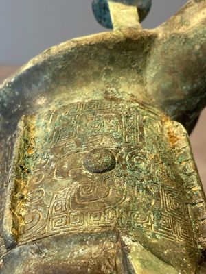 Three Chinese archaic bronze wine vessels, Zhou or later — photo 25