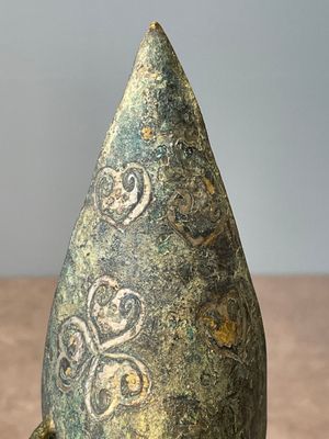 Three Chinese archaic bronze wine vessels, Zhou or later — photo 26