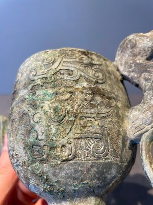 Three Chinese archaic bronze wine vessels, Zhou or later — photo 28