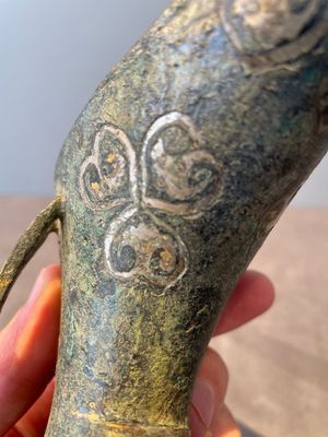 Three Chinese archaic bronze wine vessels, Zhou or later — photo 3
