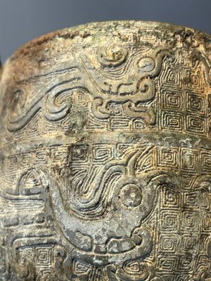 Three Chinese archaic bronze wine vessels, Zhou or later — photo 34