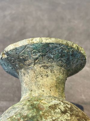 Three Chinese archaic bronze wine vessels, Zhou or later — photo 38