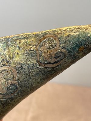 Three Chinese archaic bronze wine vessels, Zhou or later — photo 4