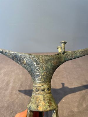 Three Chinese archaic bronze wine vessels, Zhou or later — photo 6