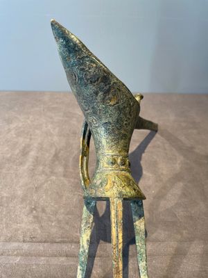 Three Chinese archaic bronze wine vessels, Zhou or later — photo 7