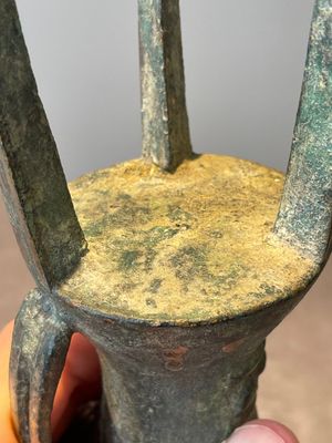 Three Chinese archaic bronze wine vessels, Zhou or later — photo 9
