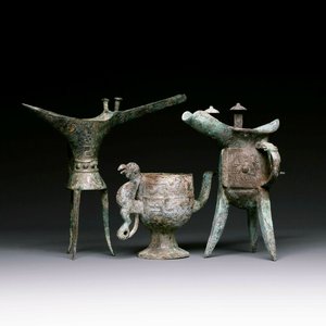 Three Chinese archaic bronze wine vessels, Zhou or later — photo 1