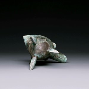 Three Chinese archaic bronze wine vessels, Zhou or later — photo 13