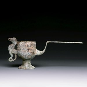 Three Chinese archaic bronze wine vessels, Zhou or later — photo 2