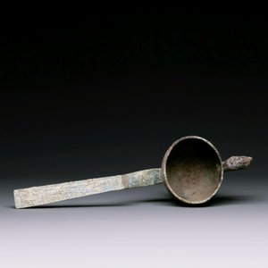 Three Chinese archaic bronze wine vessels, Zhou or later — photo 4