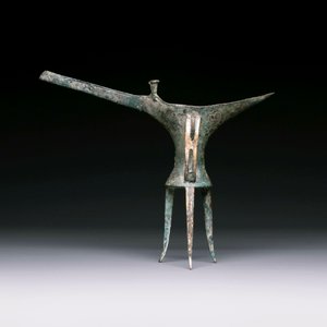 Three Chinese archaic bronze wine vessels, Zhou or later — photo 7