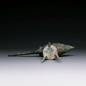 Three Chinese archaic bronze wine vessels, Zhou or later — photo 9