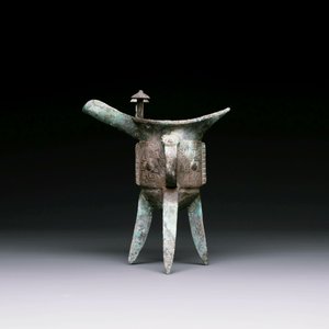 Three Chinese archaic bronze wine vessels, Zhou or later — photo 10