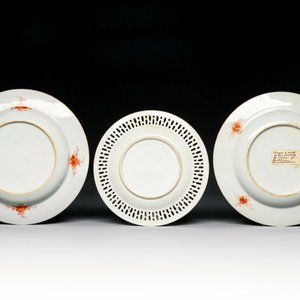 Three Chinese armorial export plates for the English market, Yongzheng — photo 2