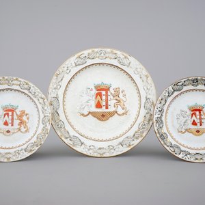 Three Chinese armorial export porcelain bianco sopra bianco and grisaille plates, Qianlong, 18th C. — foto 1