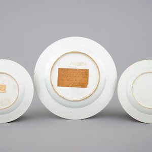 Three Chinese armorial export porcelain bianco sopra bianco and grisaille plates, Qianlong, 18th C. — foto 2