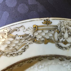Three Chinese armorial export porcelain bianco sopra bianco and grisaille plates, Qianlong, 18th C. — foto 3