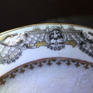 Three Chinese armorial export porcelain bianco sopra bianco and grisaille plates, Qianlong, 18th C. — foto 4