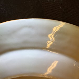 Three Chinese armorial export porcelain bianco sopra bianco and grisaille plates, Qianlong, 18th C. — foto 5