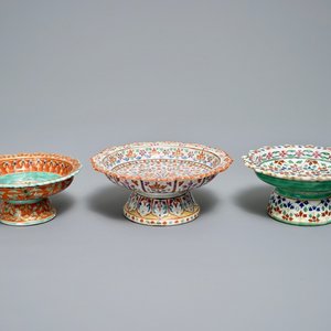 Three Chinese Bencharong-style footed bowls for the Thai market, 19th C. — photo 1