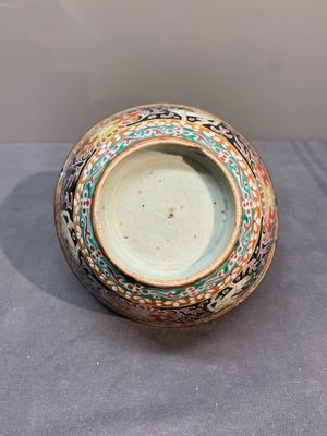 Three Chinese black-ground Bencharong bowls for the Thai market, 19th C. — photo 2