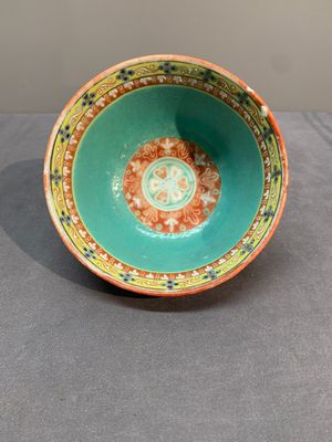 Three Chinese black-ground Bencharong bowls for the Thai market, 19th C. — photo 7