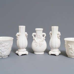 Three Chinese blanc de Chine vases and two cups with applied designs, Kangxi and later — 照片 1