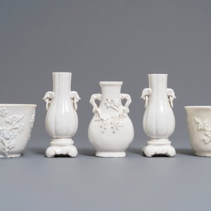 Three Chinese blanc de Chine vases and two cups with applied designs, Kangxi and later — 照片 2