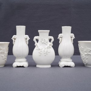 Three Chinese blanc de Chine vases and two cups with applied designs, Kangxi and later — 照片 23