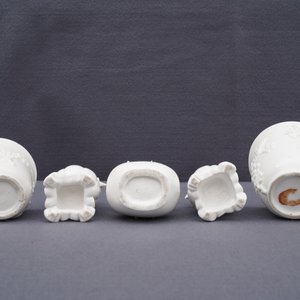 Three Chinese blanc de Chine vases and two cups with applied designs, Kangxi and later — 照片 24