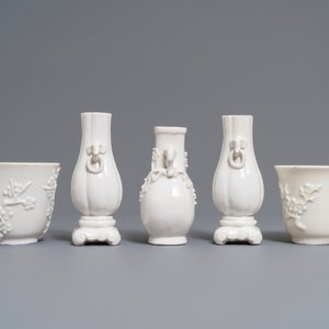 Three Chinese blanc de Chine vases and two cups with applied designs, Kangxi and later — 照片 3