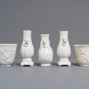 Three Chinese blanc de Chine vases and two cups with applied designs, Kangxi and later — 照片 5
