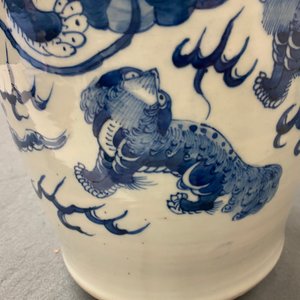 Three Chinese blue and white and celadon-ground 'Buddhist lion' vases, 19th C. — 照片 14