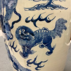Three Chinese blue and white and celadon-ground 'Buddhist lion' vases, 19th C. — 照片 15