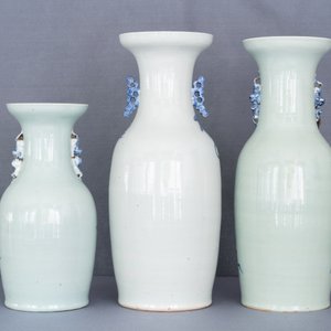 Three Chinese blue and white and celadon-ground 'Buddhist lion' vases, 19th C. — 照片 21