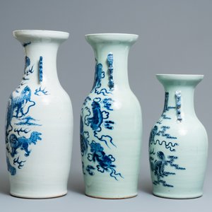 Three Chinese blue and white and celadon-ground 'Buddhist lion' vases, 19th C. — 照片 4