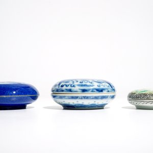 Three Chinese blue and white and famille rose circular boxes and covers, 19/20th C. — photo 2