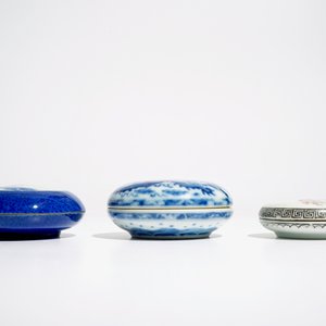 Three Chinese blue and white and famille rose circular boxes and covers, 19/20th C. — photo 4