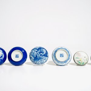Three Chinese blue and white and famille rose circular boxes and covers, 19/20th C. — photo 6