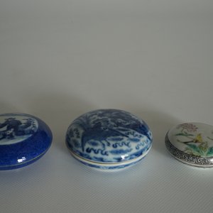 Three Chinese blue and white and famille rose circular boxes and covers, 19/20th C. — photo 8