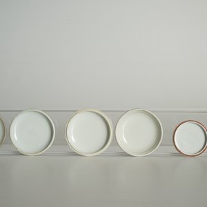 Three Chinese blue and white and famille rose circular boxes and covers, 19/20th C. — photo 9