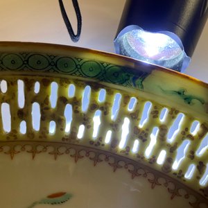 Three Chinese blue and white and famille rose dishes, Kangxi/Yongzheng — 照片 11