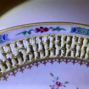 Three Chinese blue and white and famille rose dishes, Kangxi/Yongzheng — 照片 15