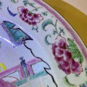 Three Chinese blue and white and famille rose dishes, Kangxi/Yongzheng — 照片 19