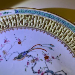 Three Chinese blue and white and famille rose dishes, Kangxi/Yongzheng — 照片 8