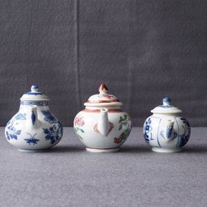 Three Chinese blue and white and famille rose teapots and covers, Kangxi and Qianlong — photo 11