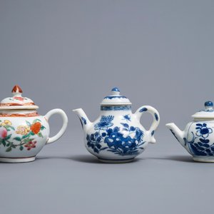 Three Chinese blue and white and famille rose teapots and covers, Kangxi and Qianlong — photo 2
