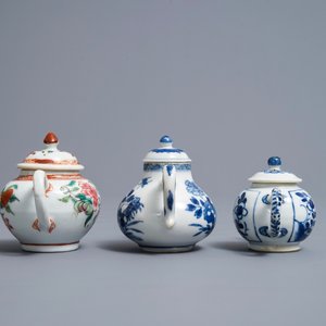 Three Chinese blue and white and famille rose teapots and covers, Kangxi and Qianlong — photo 5