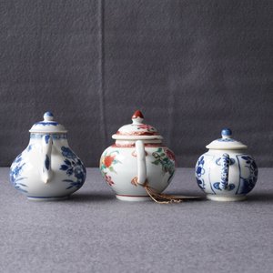 Three Chinese blue and white and famille rose teapots and covers, Kangxi and Qianlong — photo 9